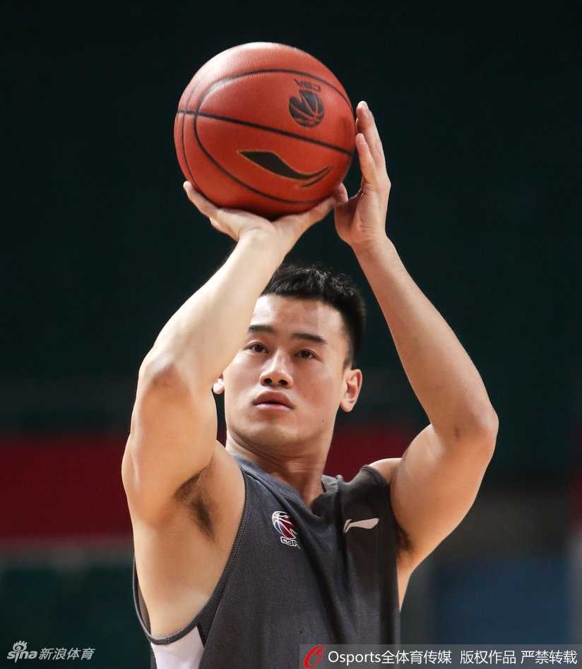 广州龙狮迎季后赛卡位战 三军用命苦练内功 主教练手持战术板,正在为球员范子铭讲解防守站位细节,两人表情严肃,交流战术心得。