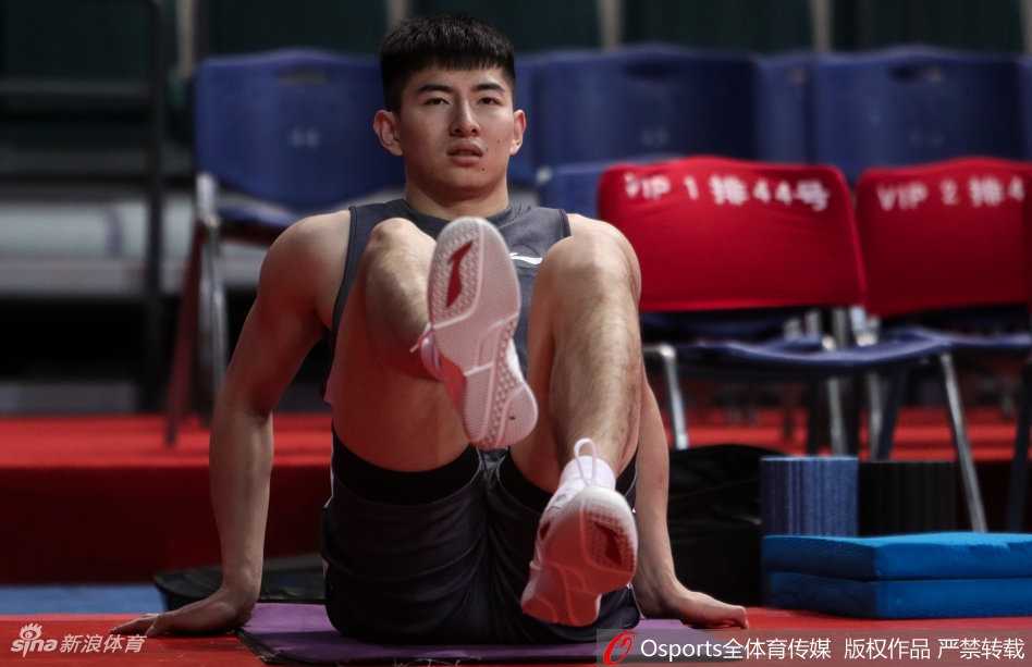 广州龙狮迎季后赛卡位战 三军用命苦练内功 全队训练结束围成一圈,齐声高喊加油鼓劲,气氛热烈团结,展示了强大的团队凝聚力。