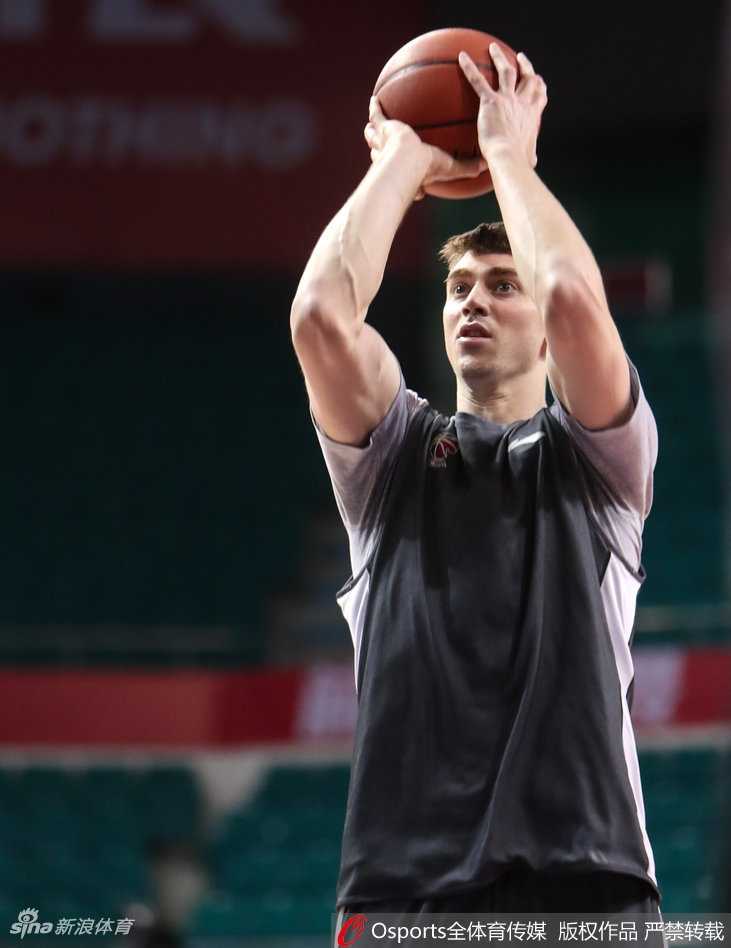 广州龙狮迎季后赛卡位战 三军用命苦练内功 训练结束后,罗旭东加练运球,汗水浸湿了球衣,依然全神贯注地控制着篮球的节奏。