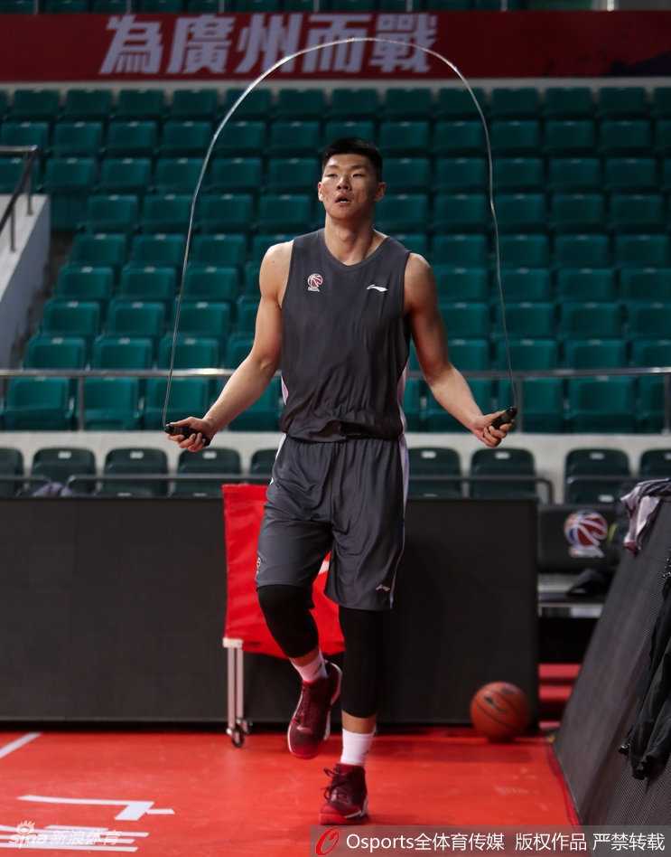 广州龙狮迎季后赛卡位战 三军用命苦练内功 大外援汉斯布鲁在内线要位,肌肉线条分明,力量感十足,准备在低位单打练习中强吃对手。