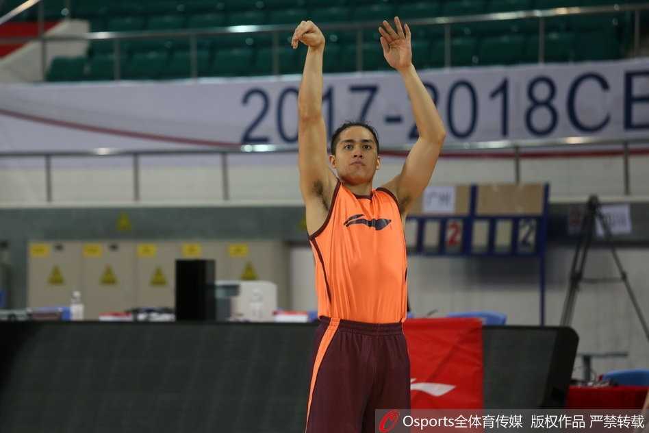 崔万军指导在场边双手抱胸，神情专注地观察着场上的一切，他的沉稳与睿智是这支年轻球队前进的定心丸。