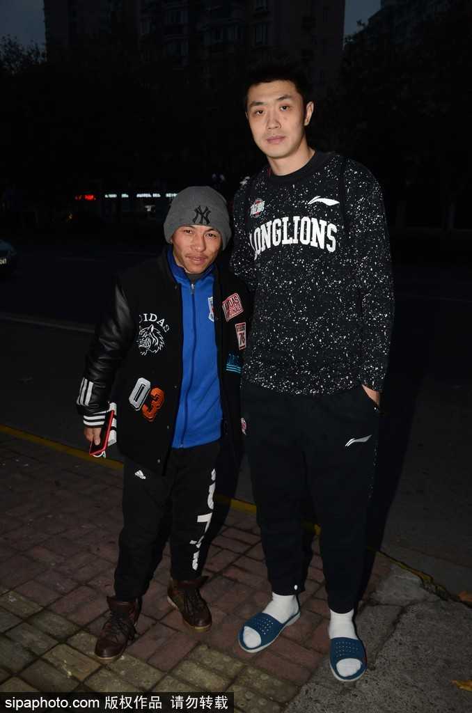 广州龙狮队抵沪,外援亲和力十足与球迷热情互动 克里斯顿一手拖着行李箱,一手与球迷击掌,脸上洋溢着惊喜的笑容