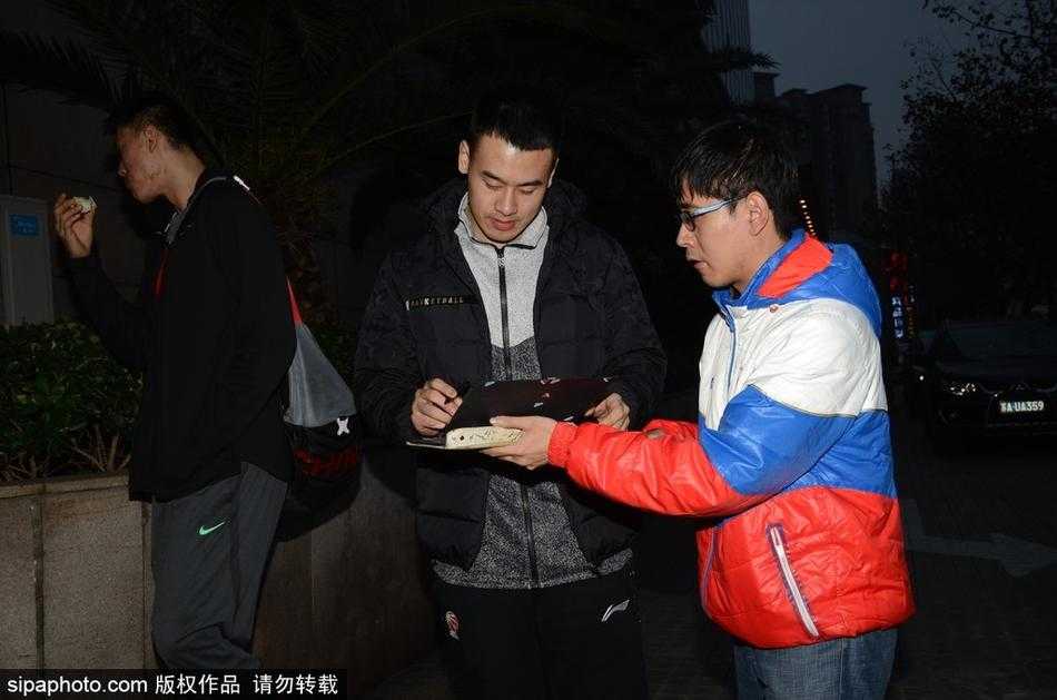 广州龙狮队抵沪,外援亲和力十足与球迷热情互动 汉斯布鲁与克里斯顿一起和球迷自拍,气氛融洽,两人笑容灿烂