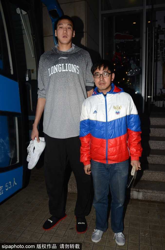 广州龙狮队抵沪,外援亲和力十足与球迷热情互动 克里斯顿亲昵地搂着一位男球迷的肩膀合影,两人对着镜头竖起了大拇指