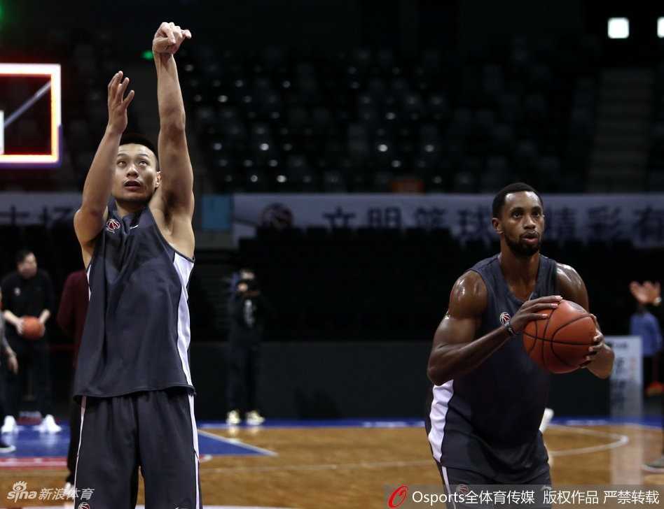 广州龙狮青春风暴席卷季后赛舞台 训练场上,范子铭正在进行跳绳后的拉伸,身体的柔韧性与力量感并存,仿佛一头蓄势待发的年轻雄狮。
