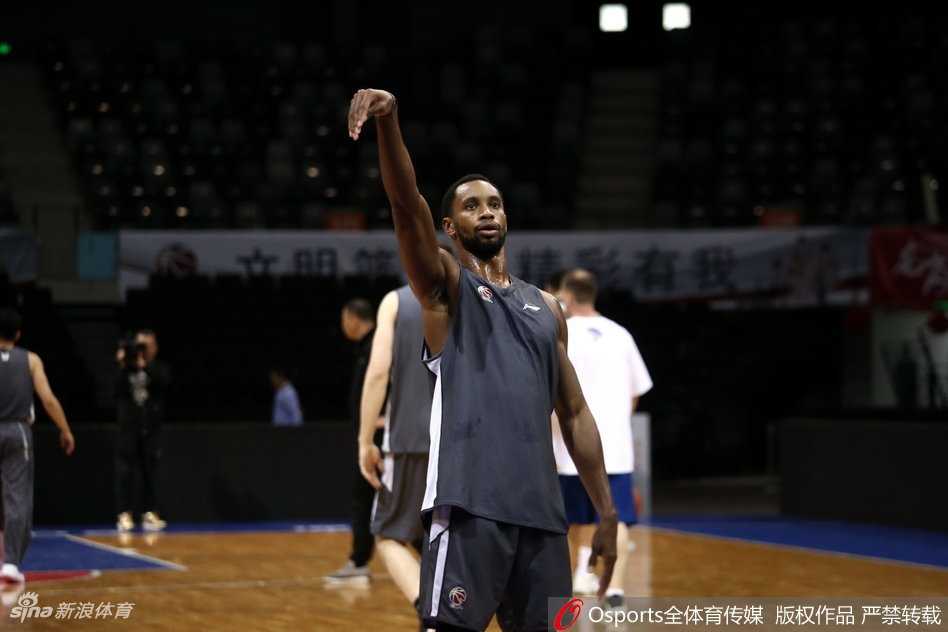 广州龙狮青春风暴席卷季后赛舞台 范子铭完成一组训练后,双手持绳,低头沉思,仿佛在回味刚才的动作,又或在憧憬即将到来的季后赛对决。