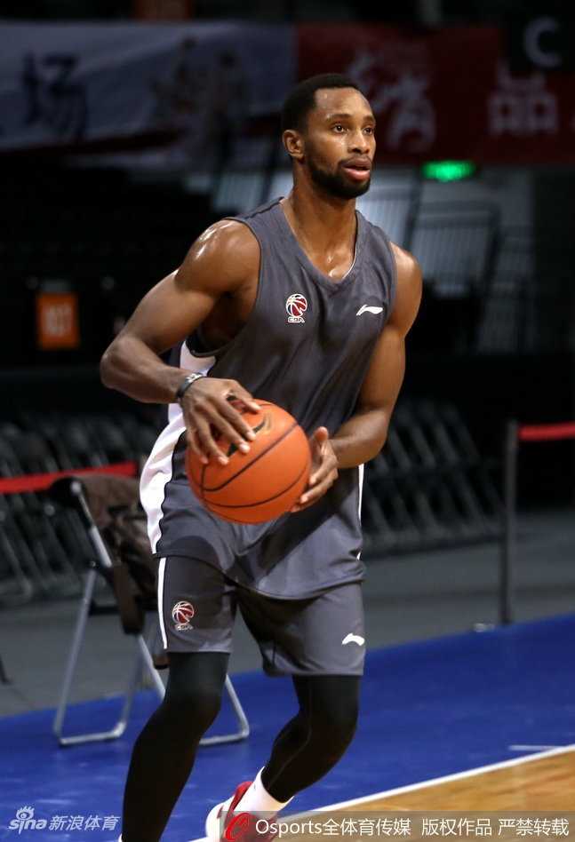 广州龙狮青春风暴席卷季后赛舞台 训练中的范子铭眉头微蹙,眼神坚毅,跳绳在空中划出流畅的弧线,每一次起跳都充满了年轻人不服输的韧劲。