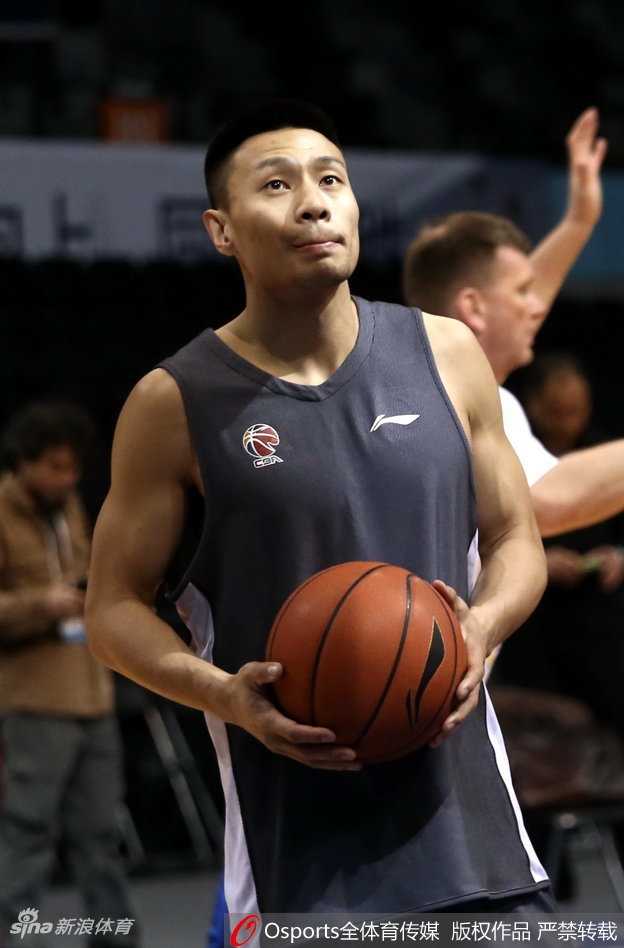 广州龙狮青春风暴席卷季后赛舞台 汗水顺着范子铭的发梢滑落,浸湿了训练服,但他依旧神情坚定,手中的跳绳像是连接着与梦想之间的纽带。