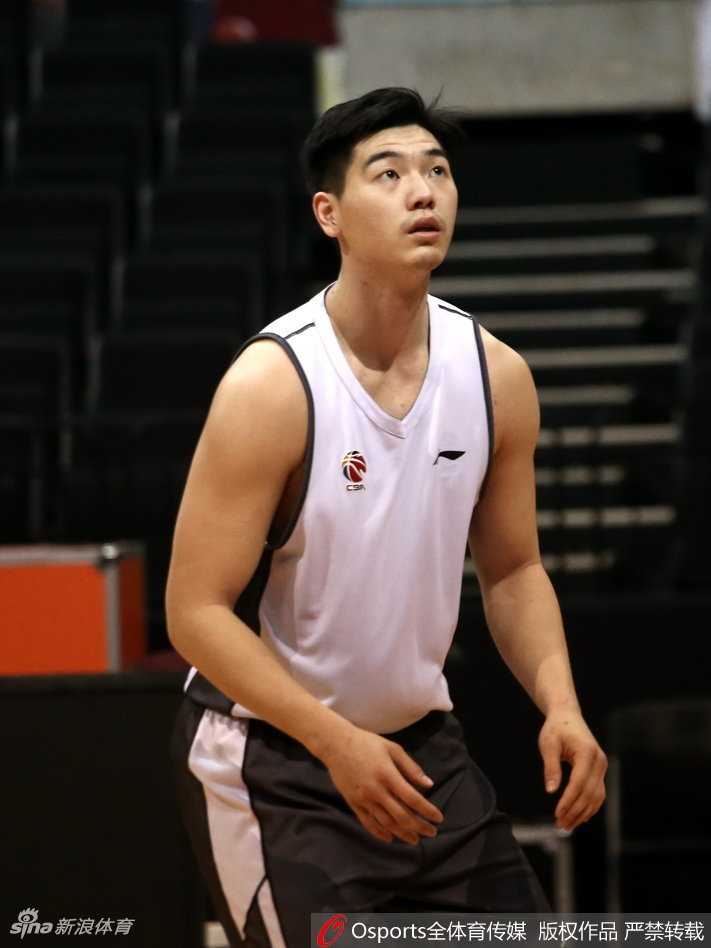 广州龙狮青春风暴席卷季后赛舞台 最后的冲刺训练,范子铭咬紧牙关,即使疲惫也绝不减速,手中的跳绳在他身边形成一道保护圈,守护着他对胜利的渴望。