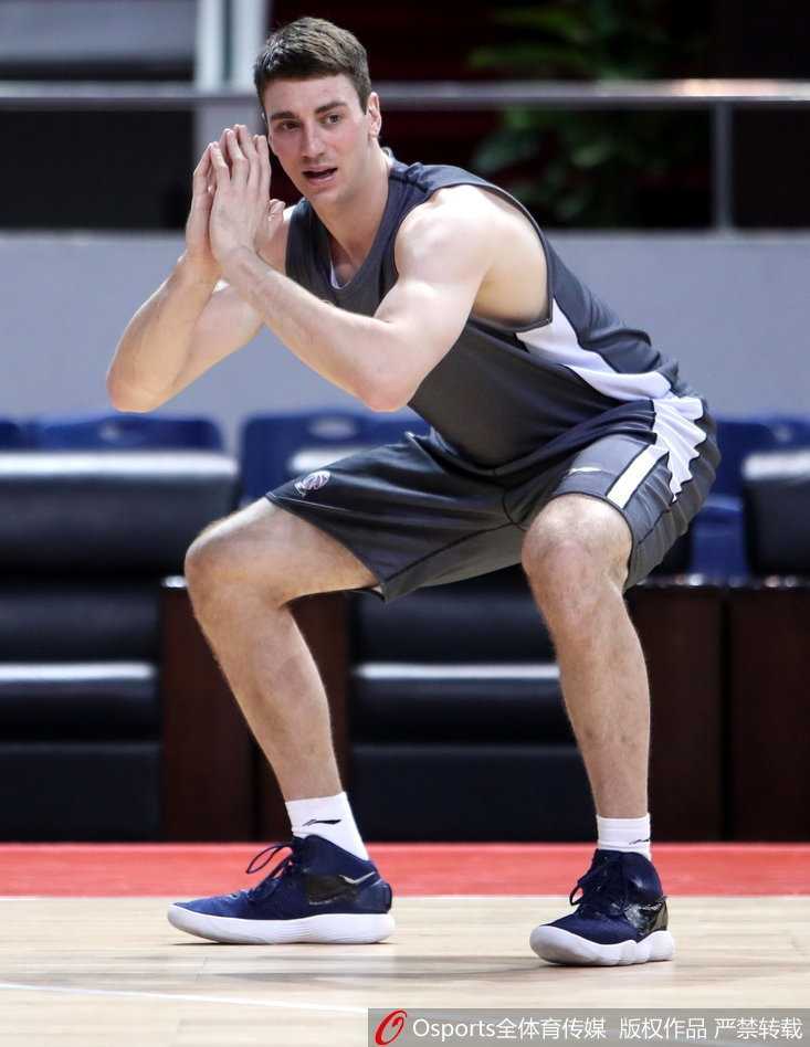 广州龙狮青春风暴惜败深圳 范子铭挥汗备战未来可期 老将罗旭东在训练中表情坚毅,他正利用娴熟的运球技术试图突破年轻球员的防守,丰富的经验和关键时刻的冷静判断是广州龙狮在后场最为依赖的宝贵财富。