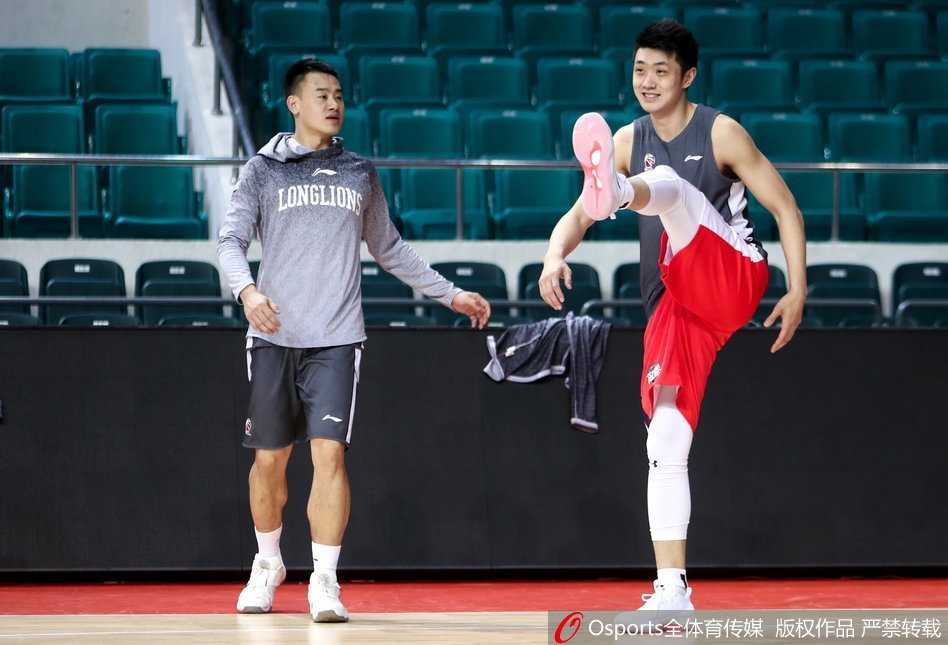 广州龙狮青春风暴惜败深圳 范子铭挥汗备战未来可期 广州龙狮队训练场上,主教练崔万军神情专注地布置战术,他手中比划着复杂的战术跑位,眼神中透露出对胜利的无限渴望,身后的战术板上画满了针对性的攻防策略。