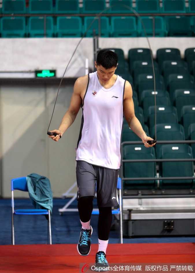 广州龙狮青春风暴惜败深圳 范子铭挥汗备战未来可期 小将范子铭正在进行核心力量训练,他双手紧握器械,咬紧牙关,汗水顺着脸颊滑落浸湿了球衣,每一次起身都凝聚着为球队拼尽全力的决心,年轻的身躯里蕴藏着巨大的能量。