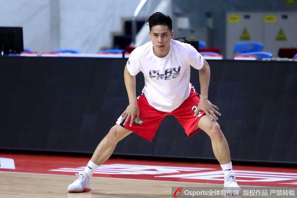 广州龙狮青春风暴惜败深圳 范子铭挥汗备战未来可期 训练结束后,全体队员围成一圈,将手叠在一起,高喊着鼓舞士气的口号。在这一刻,他们不仅是队友,更是并肩作战的兄弟,团结的力量仿佛能穿透体育馆的屋顶,直冲云霄。