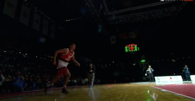 动图捕捉了张健豪夺冠瞬间的永恒经典，他如展翅雄鹰般飞跃三人组成的防线，左手单臂战斧劈扣，画面震撼力十足，让人反复回味。