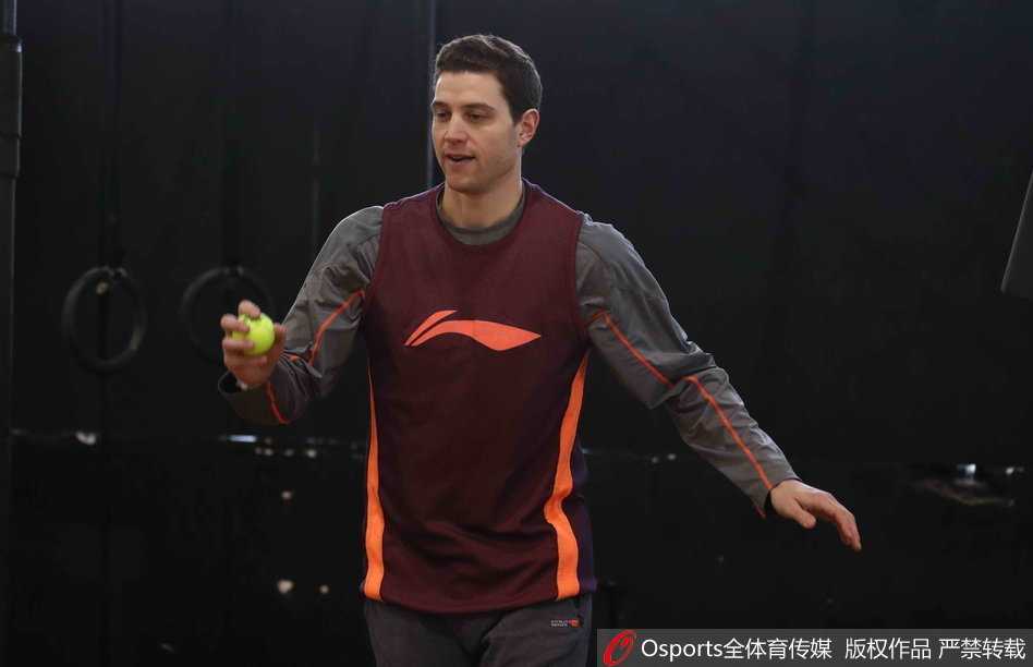 刘晓宇在训练中干拔跳投，眼神坚毅，他用一次次精准的投篮宣告本土核心已做好为球队挺身而出的准备。