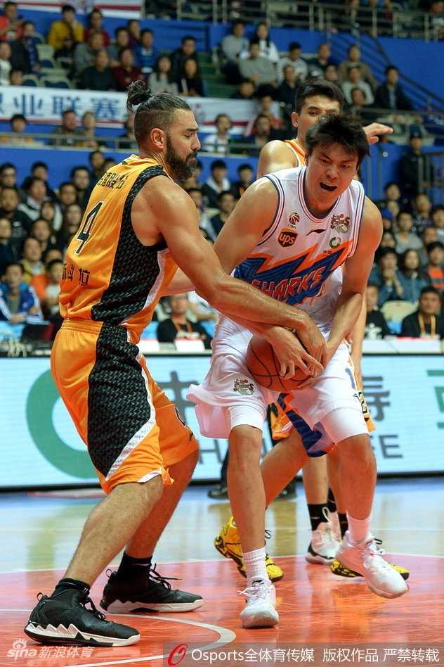 詹宁斯试图突破上海队的防线，他贡献了23分和8次助攻，但末节的风头完全被弗神盖过。