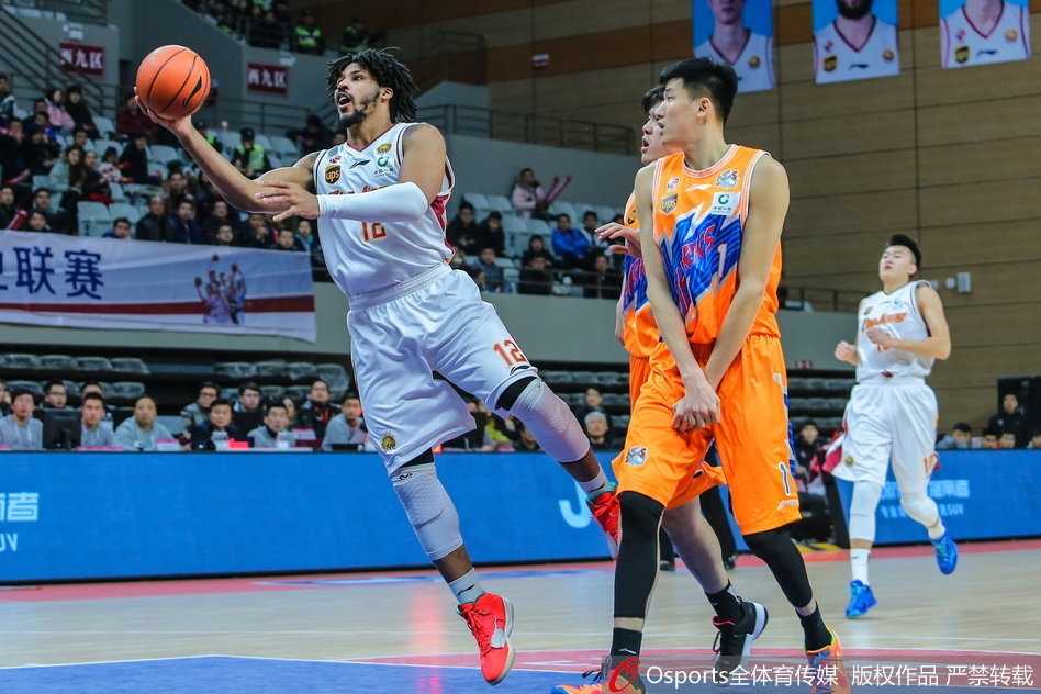 弗神独舞耀全场,上海客场大胜浙江迎来季后赛曙光 蔡亮接队友长传后如神兵天降,双臂挂筐大力灌篮,整个球馆瞬间被他炸裂的身体素质点燃。