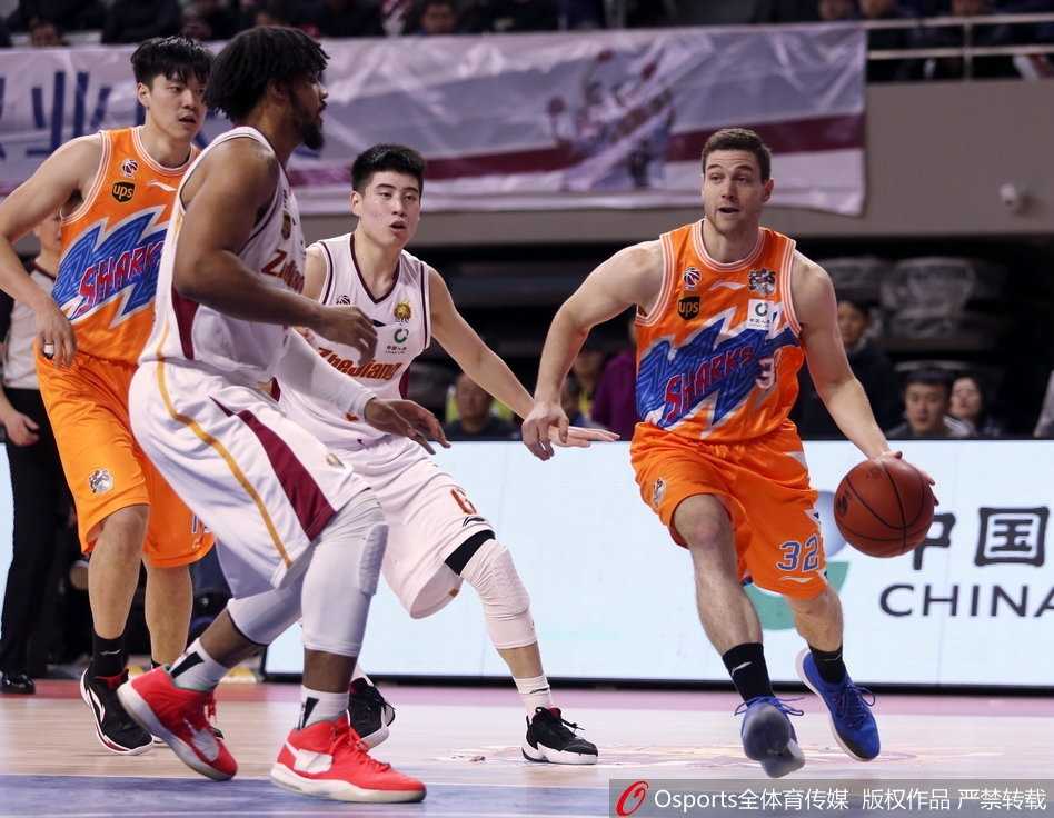 弗神独舞耀全场,上海客场大胜浙江迎来季后赛曙光 威姆斯强行突破上篮,身体在空中完全舒展,用指尖轻柔地将球挑向篮板,展现了他惊人的身体素质。