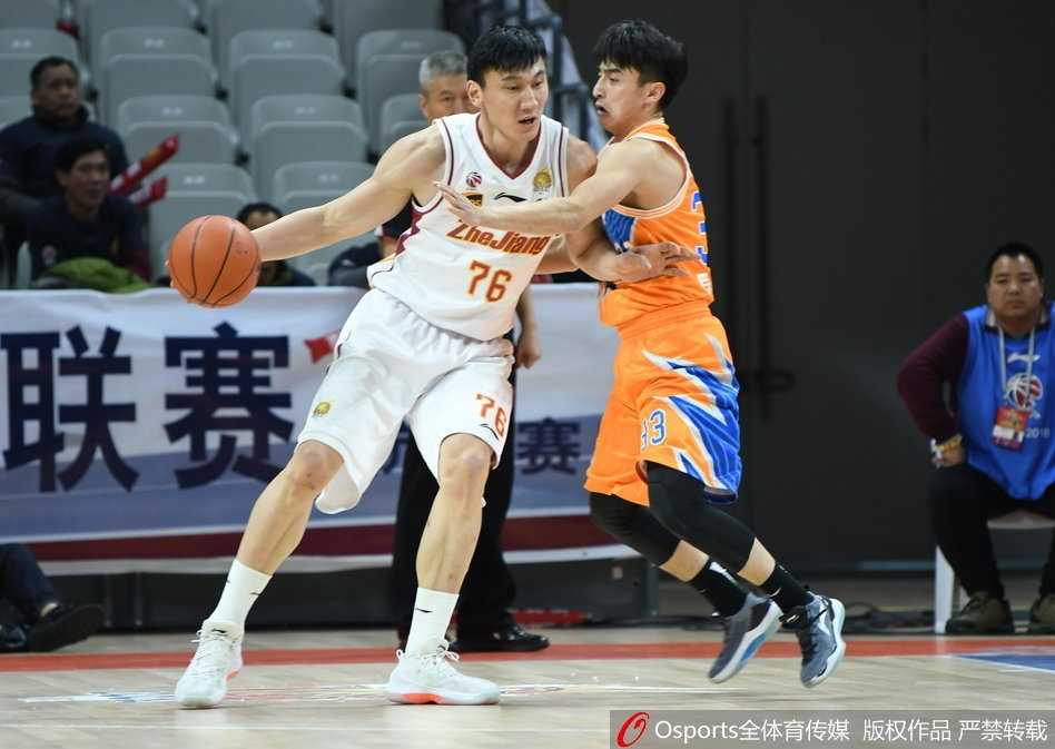 弗神独舞耀全场,上海客场大胜浙江迎来季后赛曙光 弗雷戴特在三人包夹下强行出手,皮球划过一道完美的弧线空心入网,只留下防守者无奈地仰望比分牌。