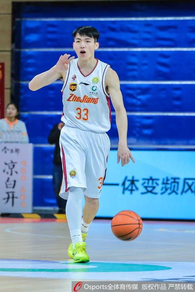 弗神独舞耀全场,上海客场大胜浙江迎来季后赛曙光 翟逸痛苦倒地紧捂脚踝,队友们神情严峻地围在身边,这次意外受伤反而激起了全队更强的斗志。