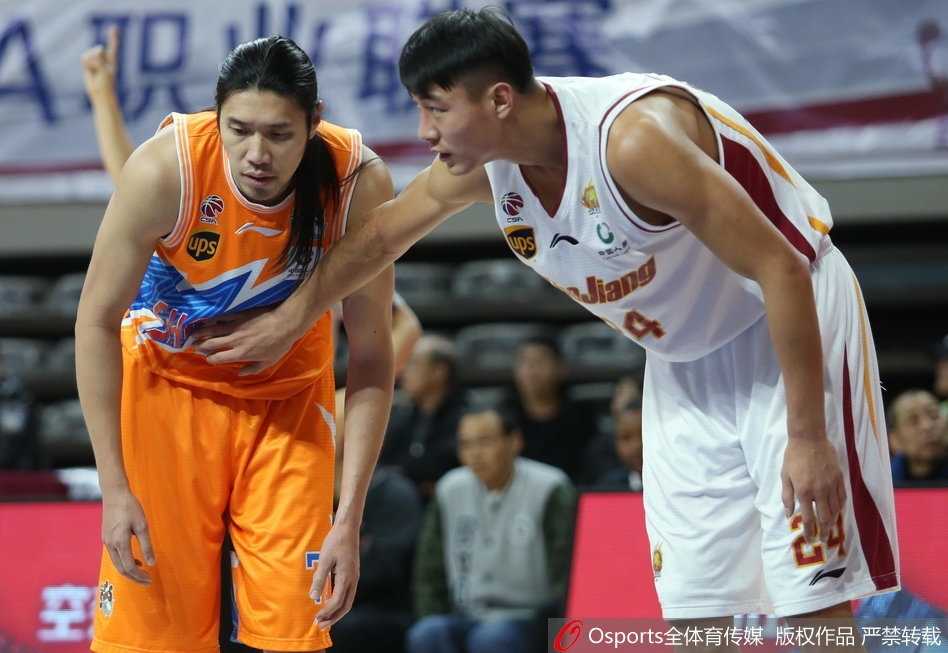 弗神独舞耀全场,上海客场大胜浙江迎来季后赛曙光 张兆旭在内线高高跃起,犹如泰山压顶般将球狠狠砸进篮筐,身旁的防守者只能望球兴叹。