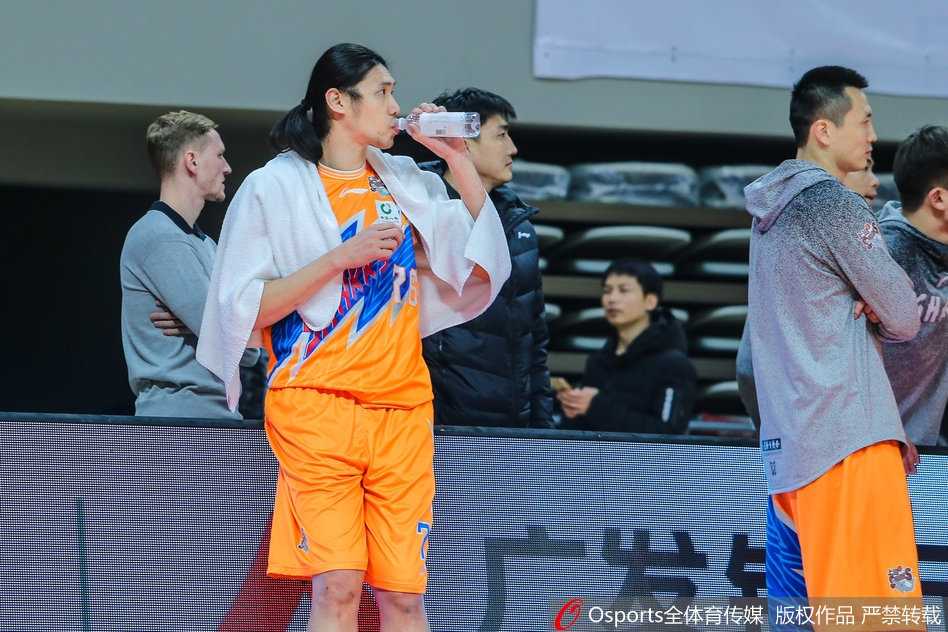 弗神独舞耀全场,上海客场大胜浙江迎来季后赛曙光 明纳拉斯外线接球毫不犹豫,手起刀落三分空心入网,他那自信的出手动作提前宣告了篮网的颤动。