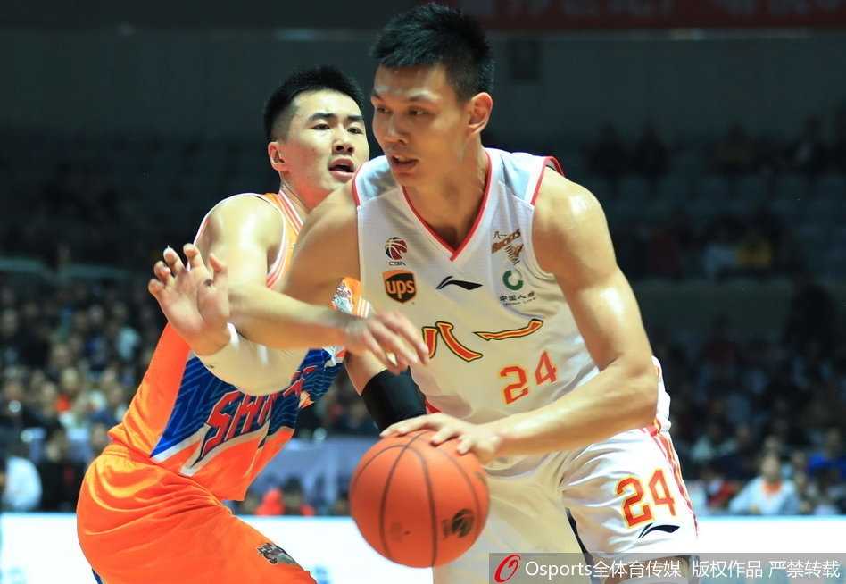 弗神独舞难掩八一落寞,主场再负上海吞九连败苦果 八一球员许钟豪在对方内线群中强行起球,面部肌肉紧绷,眼神坚毅地试图完成单手劈扣,仿佛要将所有的不甘都宣泄在篮筐之上。