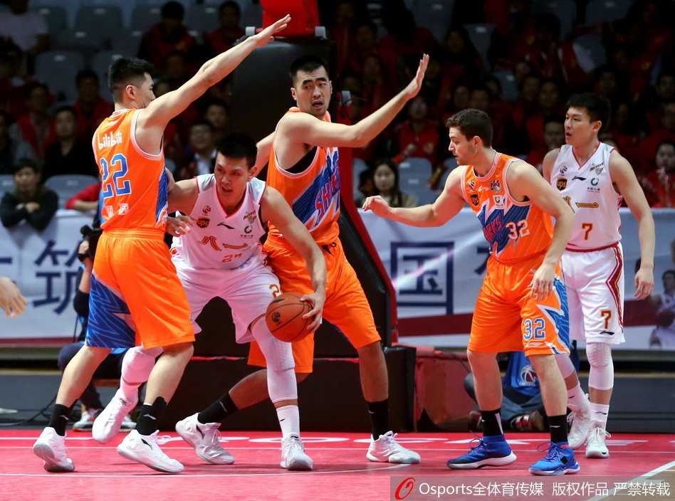 弗神独舞难掩八一落寞,主场再负上海吞九连败苦果 赛后,落寞的八一队员背影与庆祝胜利的弗雷戴特形成鲜明对比,场地中央的灯光聚焦处,仿佛是两个篮球时代交汇的缩影。