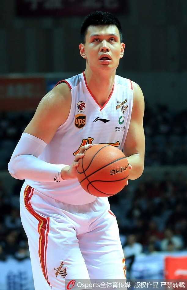 弗神独舞难掩八一落寞,主场再负上海吞九连败苦果 八一队张祖铭底角飙中三分后,紧握双拳,口中发出一声怒吼,脸上的汗水在灯光下闪耀,宣泄着全华班将士不输外援的豪情。