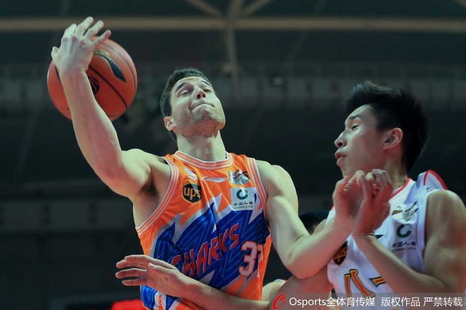 弗神独舞难掩八一落寞,主场再负上海吞九连败苦果 上海队防守悍将翟逸飞身扑出场外奋力救球,整个身体几乎与地板平行,展现了球队在逆境中绝不放弃的铁血精神。