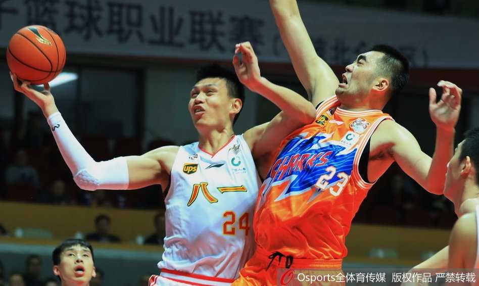 弗神独舞难掩八一落寞,主场再负上海吞九连败苦果 上海核心弗雷戴特面对八一队员遮眼防守,依然从容跃起,手腕柔和地将球拨出,皮球在空中划出一道彩虹般的弧线,直奔篮心而去。