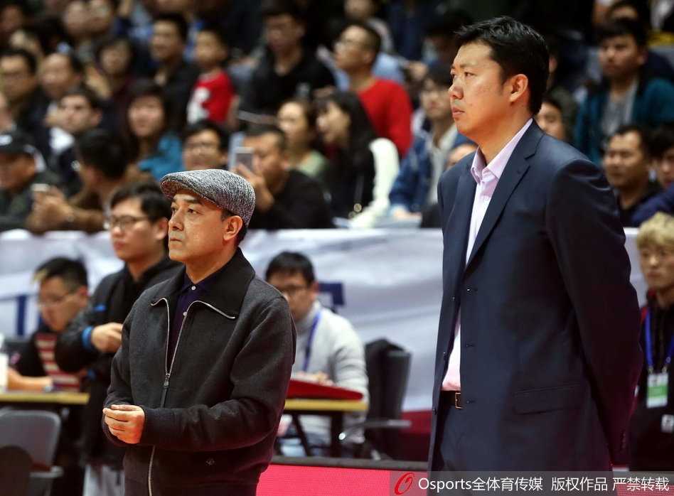 弗神独舞难掩八一落寞,主场再负上海吞九连败苦果 八一内线许钟豪在三人包夹下高高跃起,以一指禅的姿势将篮板球稳稳揽入怀中,双臂肌肉线条分明,彰显着全华班最后的内线尊严。