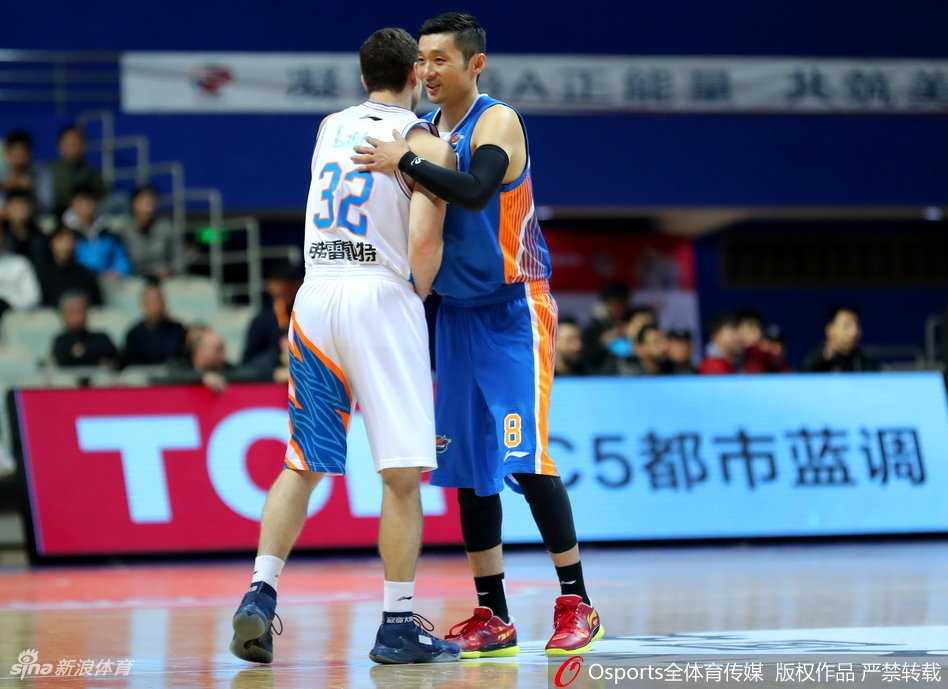 弗神超越姚明之夜大胜四川,刘炜回家上海滩奏凯歌 “弗神”弗雷戴特在对手严防死守下依然自信出手,篮球在空中划出一道完美弧线