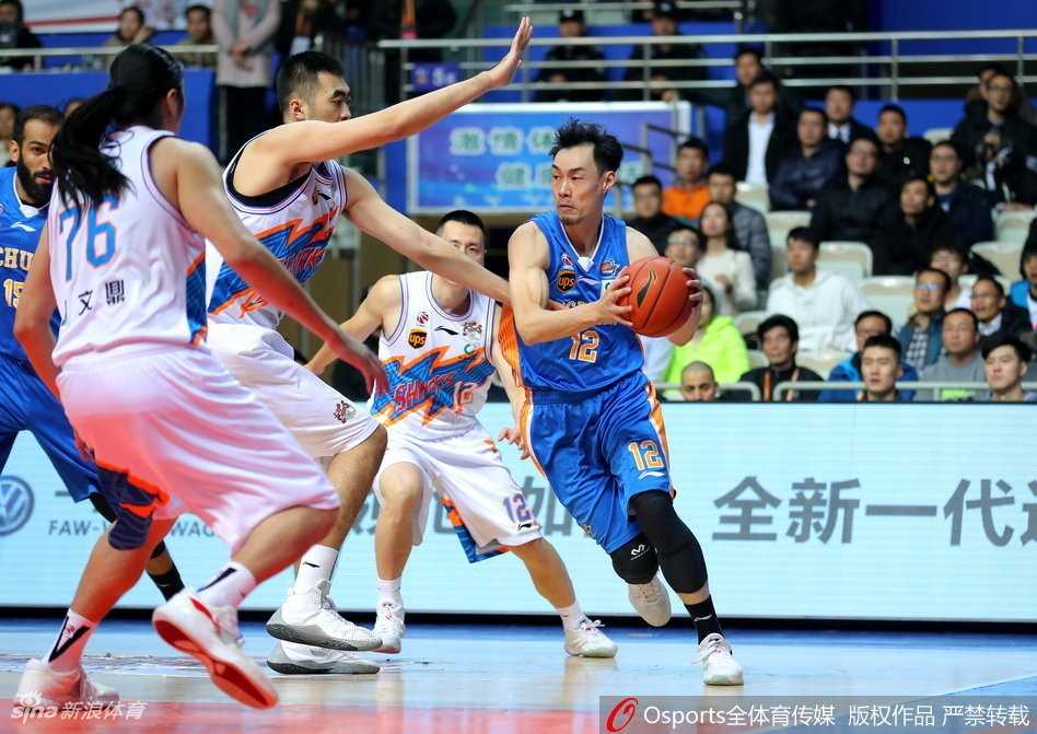 弗神超越姚明之夜大胜四川,刘炜回家上海滩奏凯歌 张兆旭高高跃起,长臂伸展,如同一张巨网将四川队的上篮尝试无情地封盖出去