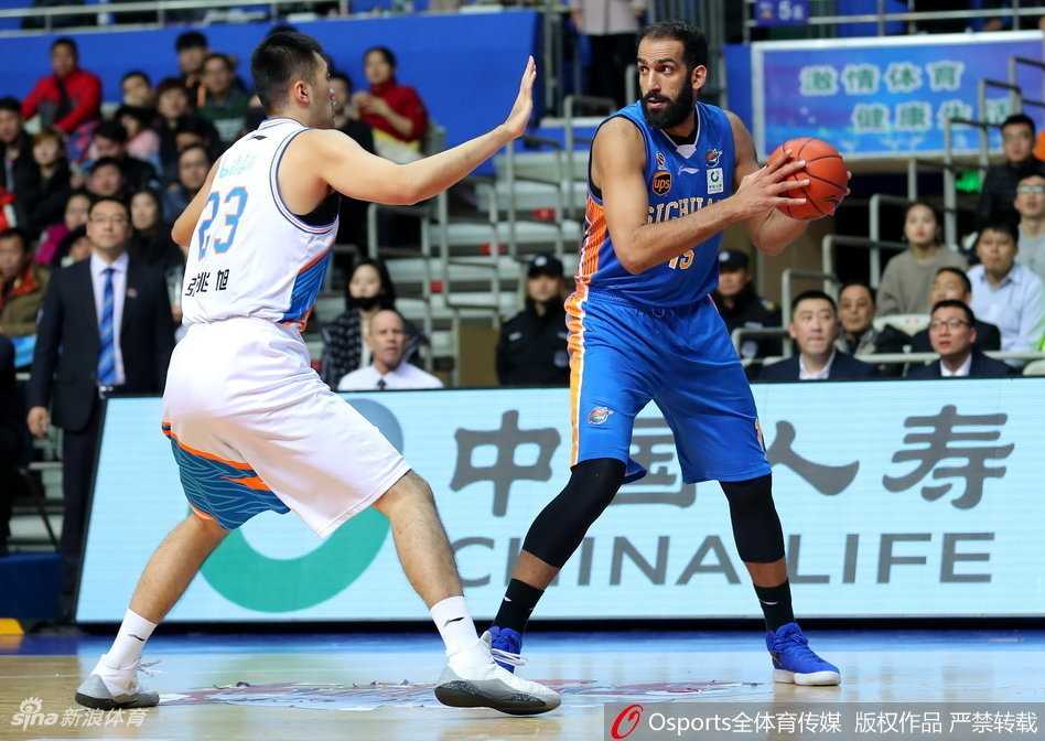 弗神超越姚明之夜大胜四川,刘炜回家上海滩奏凯歌 四川队外援哈达迪与迪奥古组成双塔全力防守,但上海球员依然坚决突破内线