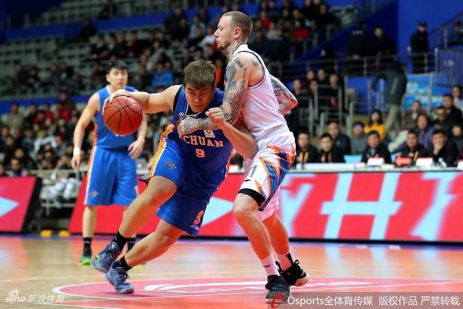 弗神超越姚明之夜大胜四川,刘炜回家上海滩奏凯歌 罗汉琛快速突破至篮下,在空中拉杆躲过封盖,巧妙地将球打板送入篮筐