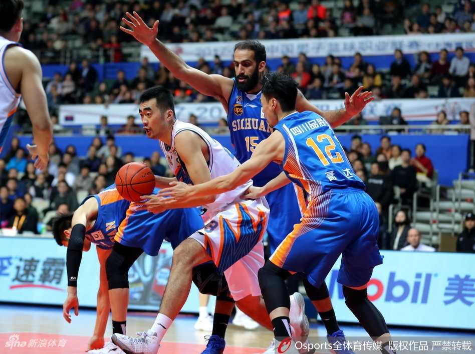 弗神超越姚明之夜大胜四川,刘炜回家上海滩奏凯歌 赛后,弗雷戴特与昔日的上海队魂刘炜紧紧拥抱,两人相视而笑,一切尽在不言中