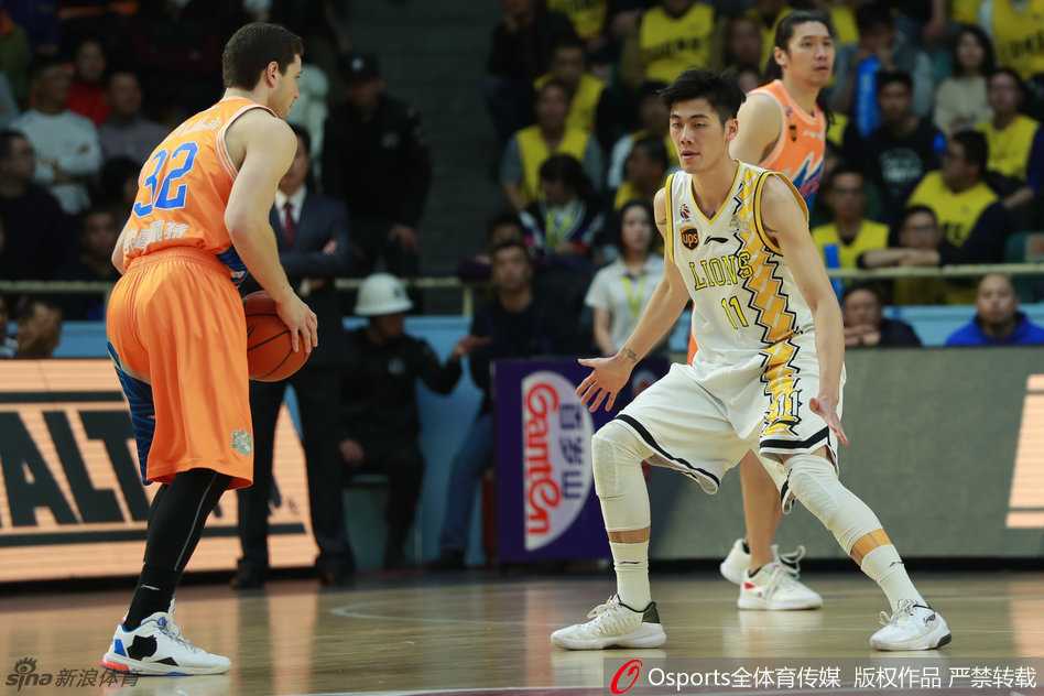 弗雷戴特与他的对手们:一则关于CBA江湖的对抗与合作叙事 福特森在高速运球突破中急停变向,防守球员被他远远甩在身后,尽显灵动本色