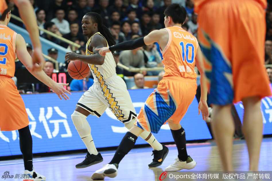 弗雷戴特与他的对手们:一则关于CBA江湖的对抗与合作叙事 邹雨宸在内线卡位拼抢篮板,肌肉线条分明,展现出力量与对抗的极致美感