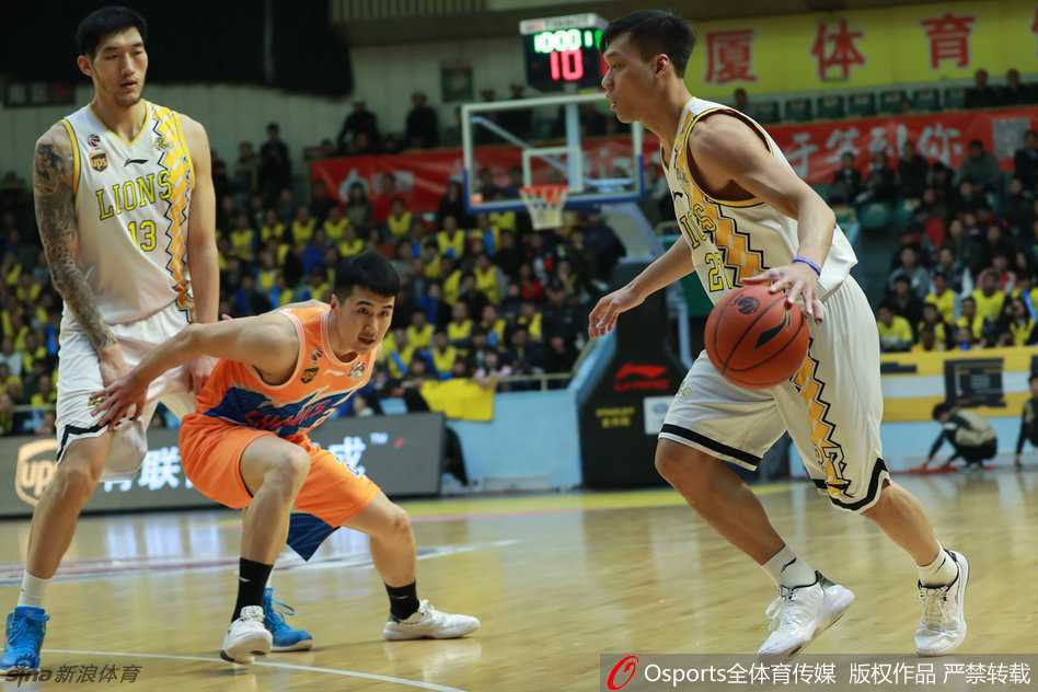 弗雷戴特与他的对手们:一则关于CBA江湖的对抗与合作叙事 富兰克林在快攻中单臂擎天,以雷霆万钧之势完成大力扣篮,篮筐仿佛都在颤抖