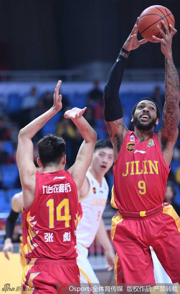 弗雷戴特与他的对手们:一则关于CBA江湖的对抗与合作叙事 原帅借助队友掩护完成飞身上篮,身体在空中舒展,指尖轻轻一拨将球送入篮筐