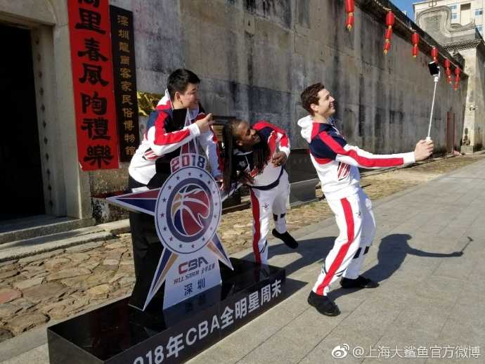 弗雷戴特与福特森顾全畅游深圳 体验中国文化赞不绝口 吉默·弗雷戴特(左)与福特森、顾全在古建筑前微笑合影,阳光明媚,背景亭台楼阁古色古香。