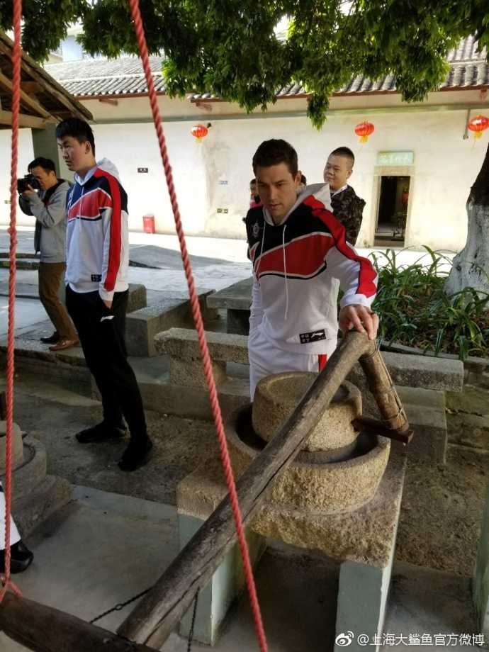 弗雷戴特与福特森顾全畅游深圳 体验中国文化赞不绝口 锦绣中华微缩景区中,弗雷戴特低头仔细观看故宫模型,神情专注,福特森在一旁指点。