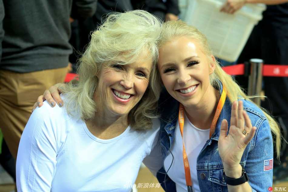 弗雷戴特狂轰五十四分加时胜北控,娇妻与母亲现场见证“寂寞大神”封神夜 在聚光灯笼罩的赛场上,弗雷戴特眼神如炬穿透防守,而看台角落里的金发妻子目光紧紧追随着丈夫的身影,眼神里写满了骄傲与柔情