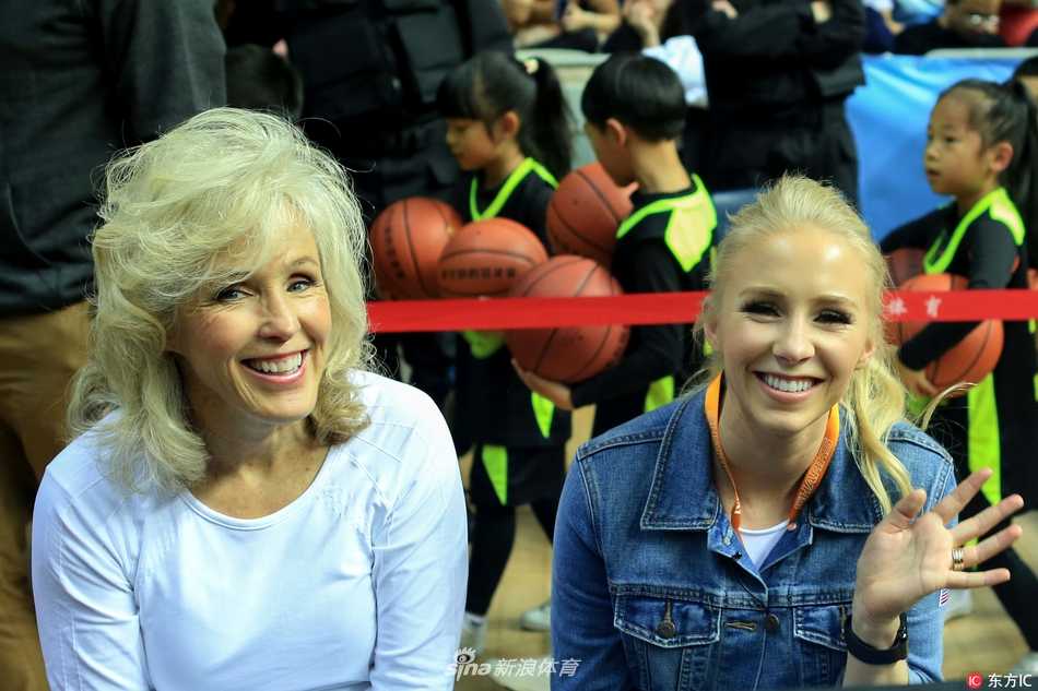 弗雷戴特狂轰五十四分加时胜北控,娇妻与母亲现场见证“寂寞大神”封神夜 弗雷戴特在长人如林的禁区内高高跃起,身体在空中拧成一张弓,手中的皮球即将在离手刹那画出彩虹弧线,整个球馆的呼吸都仿佛为此停滞