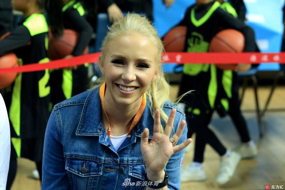 弗雷戴特狂轰五十四分加时胜北控,娇妻与母亲现场见证“寂寞大神”封神夜 灯光映照下,弗雷戴特的母亲双手轻轻合十置于胸前,眉眼间饱含牵挂与祈盼,她身旁的爱妻则目不转睛盯着场内,仿佛在用目光为爱人输送着无穷能量