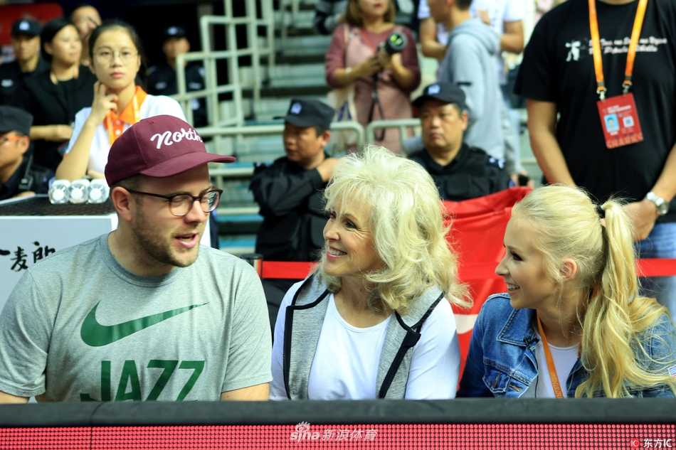 弗雷戴特狂轰五十四分加时胜北控,娇妻与母亲现场见证“寂寞大神”封神夜 胜利哨响的一刻,弗雷戴特与母亲和爱妻隔空互动,三人脸上洋溢着同样的幸福微笑,这一瞬间篮球的温度与亲情的暖流交汇融合