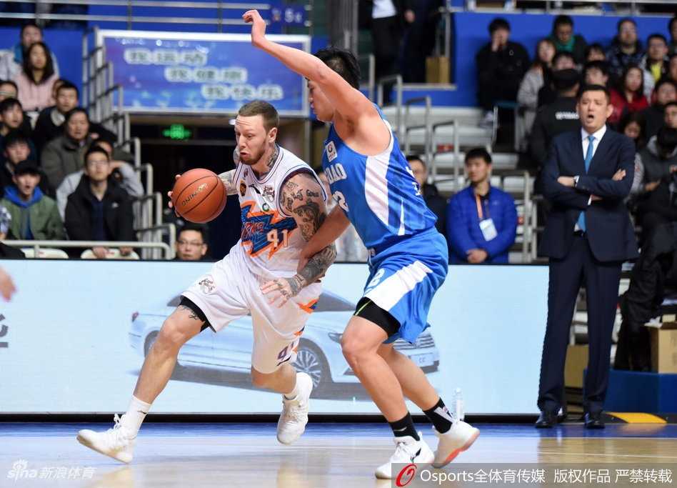 弗雷戴特在对手的围追堵截下强行突破，眼神中透露着“寂寞大神”的冷酷与坚毅，任何防守都无法阻挡他杀入禁区的决心。