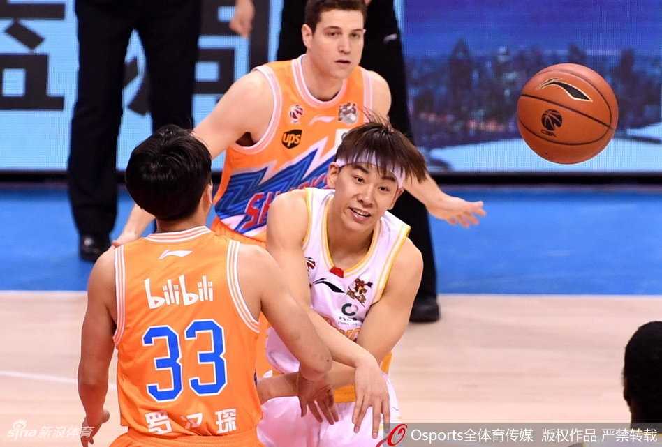弗雷戴特狂轰四十八分闪耀金陵,希克森空砍四十加二十五独木难支 罗汉琛如鬼魅般抢断成功,瞬间发动快攻,他背后的同曦队员只能望尘莫及,目送他上篮得手,这是上海队防守反击的缩影。