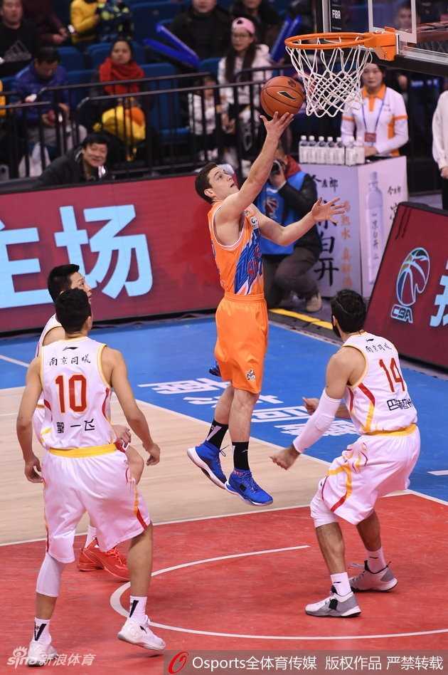 弗雷戴特狂轰四十八分闪耀金陵,希克森空砍四十加二十五独木难支 弗雷戴特在三人合围中高高跃起,眼神如炬,手中的皮球划出完美弧线,仿佛连篮筐都在等待他的三分入网。